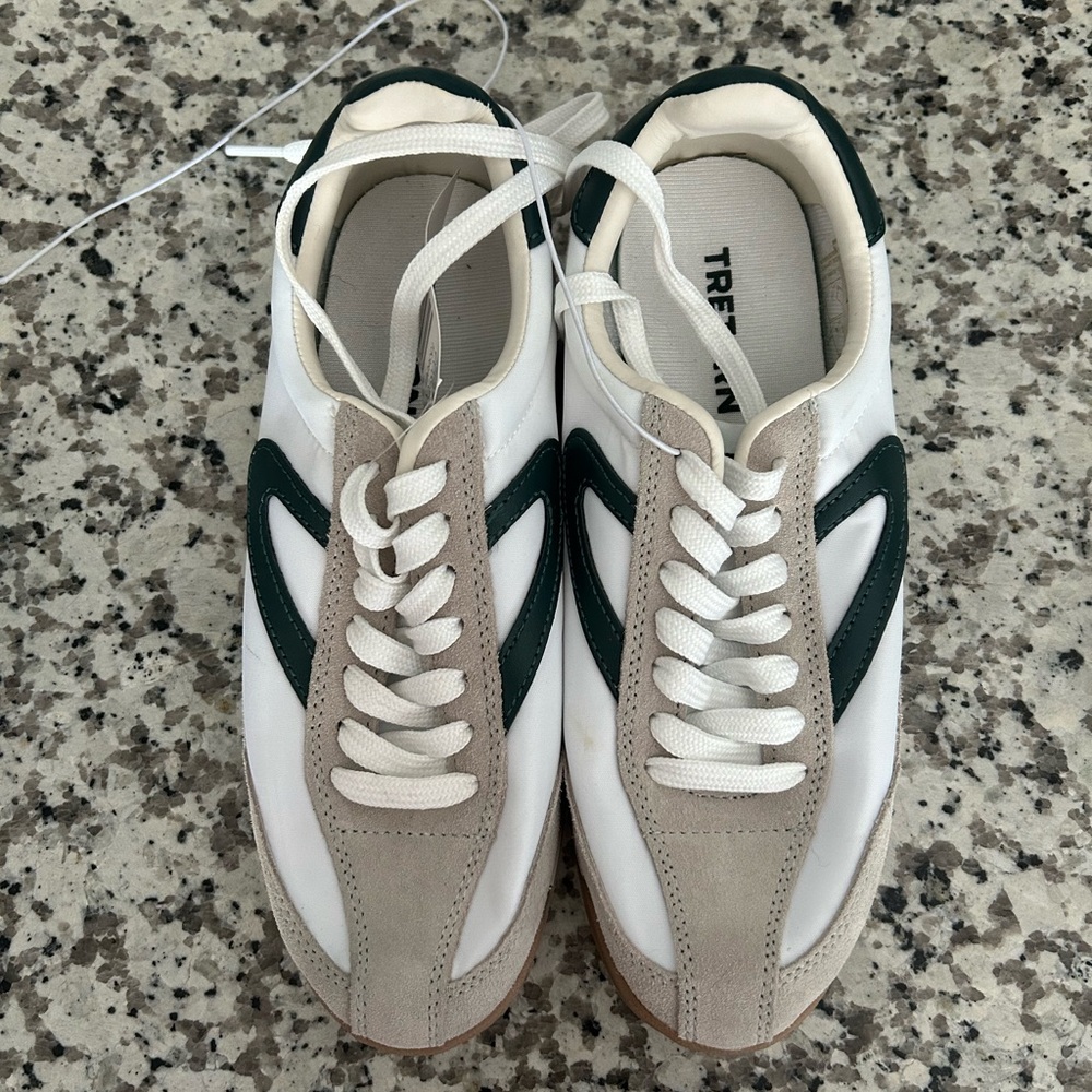 Rawlins sneaker from Tretorn. This lace-up features a suede trim size 6.5  NEW